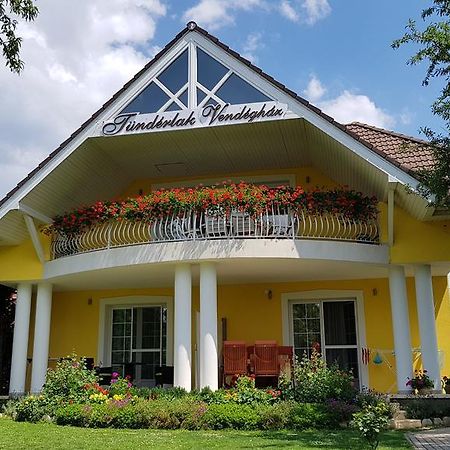 Tuenderlak Vendeghaz Apartment Balatonfured Exterior photo